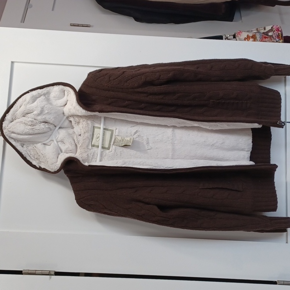 SO SOFT! Beautiful! Brown cable knit sweater jacket shacket w cream faux fur